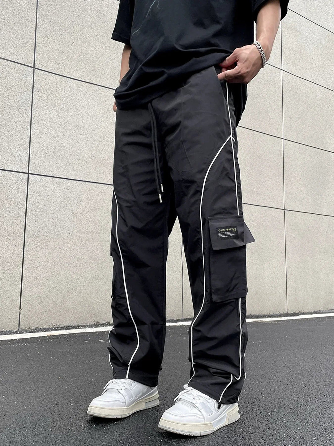 Men's camo cargo pants in a casual style, made from durable polyester, featuring multiple pockets for functionality and a trendy camouflage pattern, perfect for outdoor 0